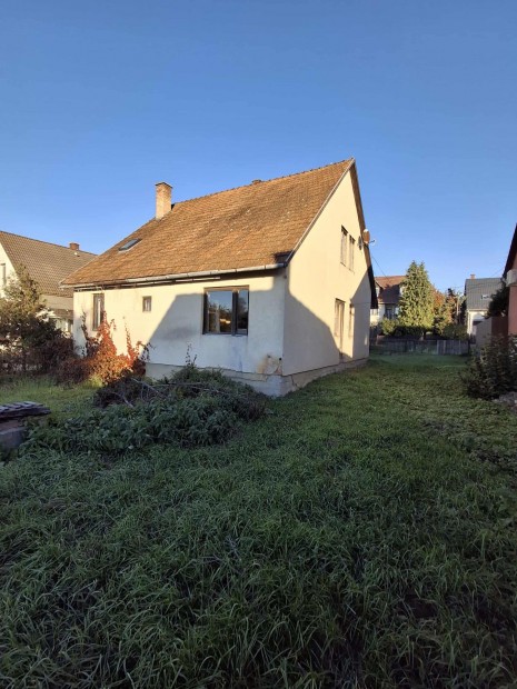 Elad� tet�t�r be�p�t�ses csal�di h�z M�tramindszent