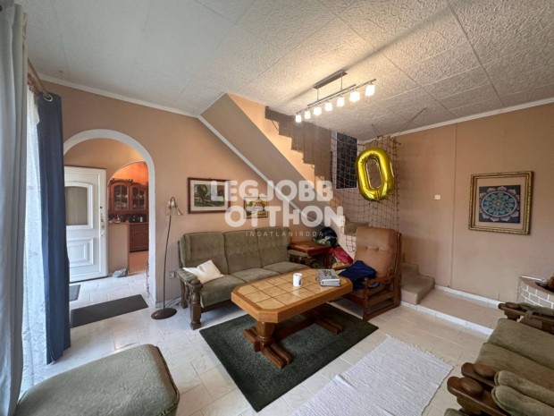 Elad� t�bb gener�ci�s csal�di h�z Cegl�den