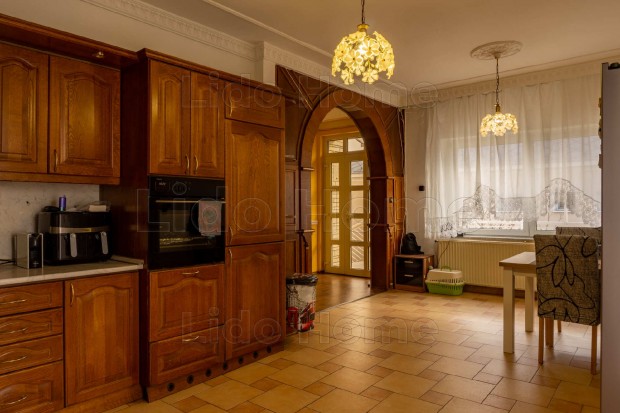 Elad� t�bb gener�ci�s csal�di h�z Kecsk�den