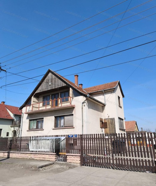 Elad� t�bb lak�sos Csal�di H�z