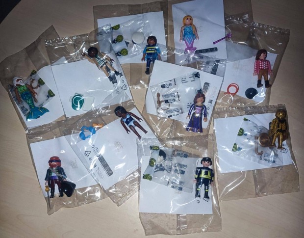 Eladó több mint 70 darab Playmobil figura kiegészítőkkel!