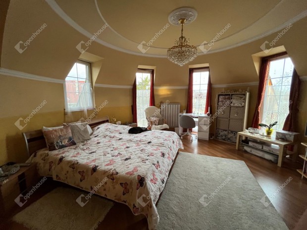 Elad� t�bbgener�ci�s csal�di h�z - nyaral� - panzi�