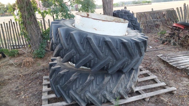 Eladó traktor duplakerék 18,4R34 Semperit