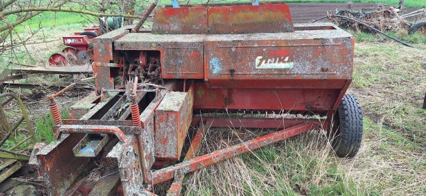 Elad� traktor kis b�l�z�