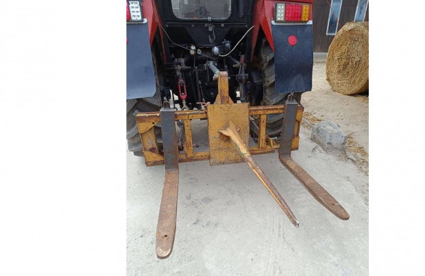 Elad� traktorral haszn�lhat� targonca villa �s b�la t�ske