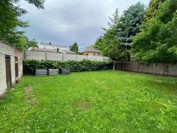 Elad� tulajdonost�l kertv�rosi t�gla lak�s 