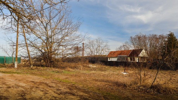 Elad� �d�l��vezeti telek, T�pi�szentm�rton