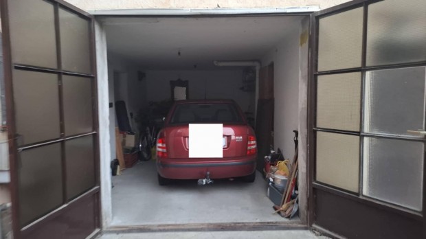 Elad� udvari gar�zs