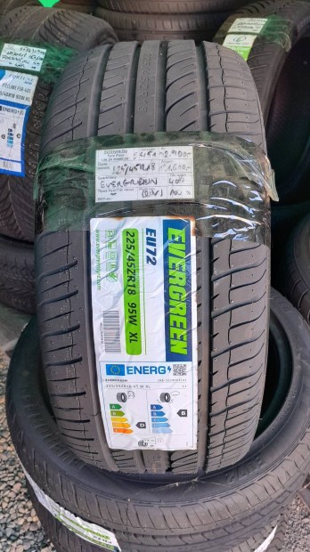 Eladó új 225/45ZR18 nyári gumiabroncsok