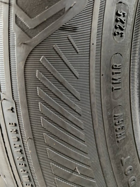 Elad j Goodyear Efficientgrip2 SUV nyri gumi 4db