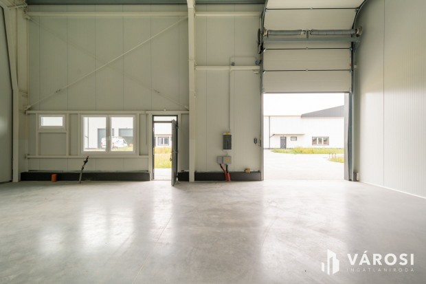 Elad� �j, nagy belmagass�g� rakt�r Vecs�sen