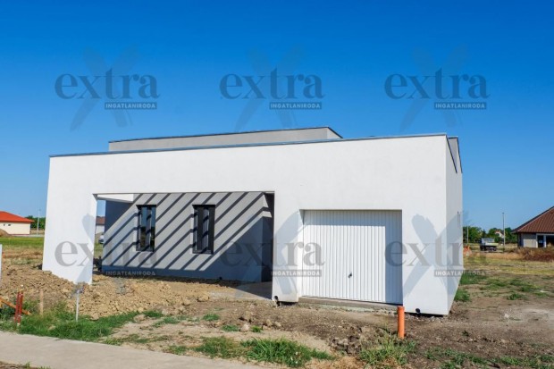 Elad� �j �p�t�s� csal�di h�z Deszken  kulcsrak�szen, nagy telekkel!