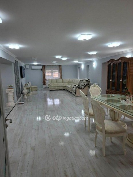 Elad� �j �p�t�s� csal�di h�z, Derecske f��tj�n!