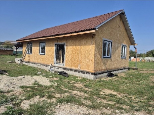 Elad� �j �p�t�s� energia hat�kony csal�di h�z K�ml�d�n!