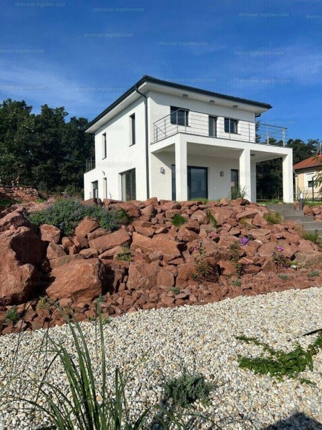 Eladó új építésű gyönyörű panorámás családi ház Balatonalmádi