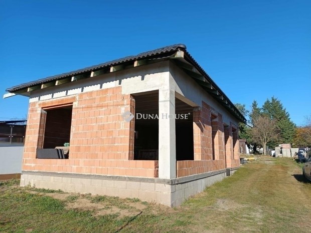 Elad� �j �p�t�s� h�z, Cs�r�g