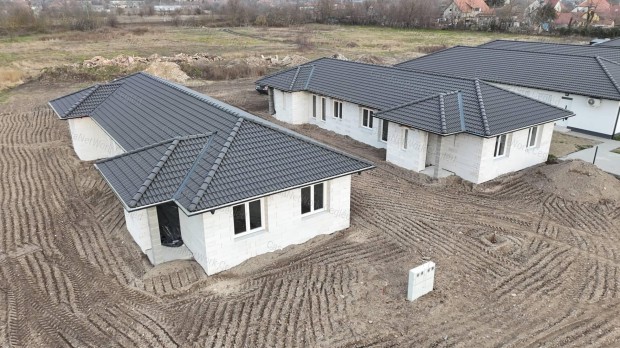 Elad� �j �p�t�s� ikerh�z Cegl�den  II. lak�s