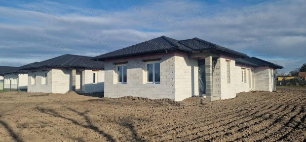 Elad� �j �p�t�s� ikerh�z Cegl�den  I. lak�s