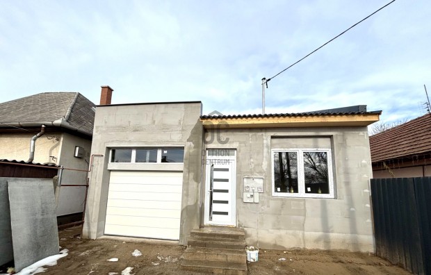 Elad� �j �p�t�s� kertes csal�di h�z gar�zzsal  csendes k�rny�ken, bel