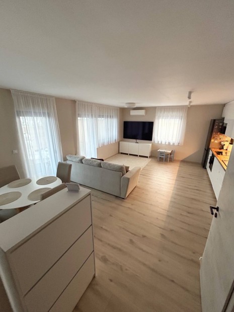 Elad� �j �p�t�s� lak�s saj�t kerttel