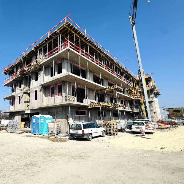 Elad� �j �p�t�s� lak�sok Gy�r-Szabadhegyen!