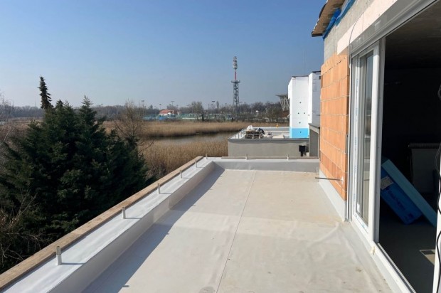 Elad� �j �p�t�s� lak�sok a S�st�i tan�sv�ny mellett