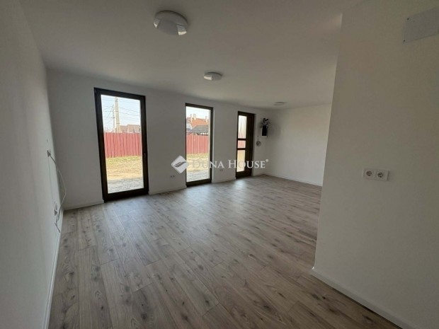 Elad� �j �p�t�s� sorh�zi lak�s  Tura