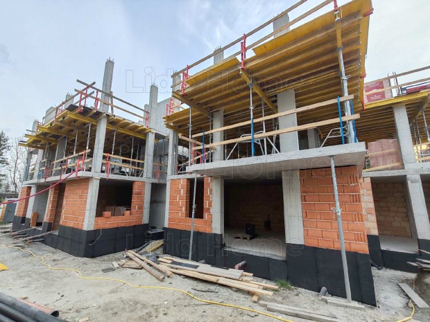 Elad� �j �p�t�s� t�glalak�sok Fony�dligeten, v�zpart k�zel�ben!