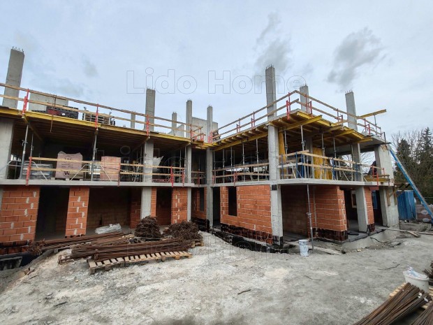 Elad� �j �p�t�s� t�glalak�sok Fony�dligeten, v�zpart k�zel�ben!