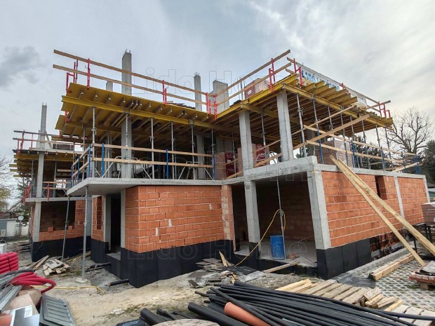 Elad� �j �p�t�s� t�glalak�sok Fony�dligeten, v�zpart k�zel�ben!