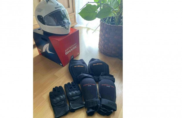 Elad� �j motoros felszerel�s! Elad� vadonat�j motoros buk�sisak,