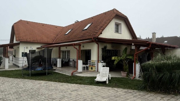 Elad� �jszer� CSAL�DI H�Z Balatonszentgy�rgy�n.