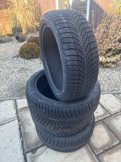 Eladó újszerű Nexen 215/45 R18 téli gumik.