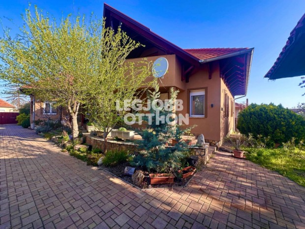 Elad� �jszer� �llapot� 2007-ben �p�tett 5 szob�s csal�di h�z Cegl�den