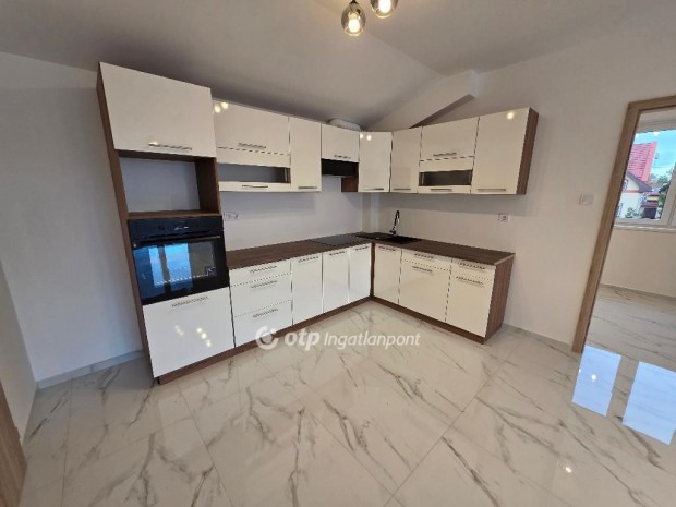 Elad� �jszer� lak�s, Hajd�szoboszl�