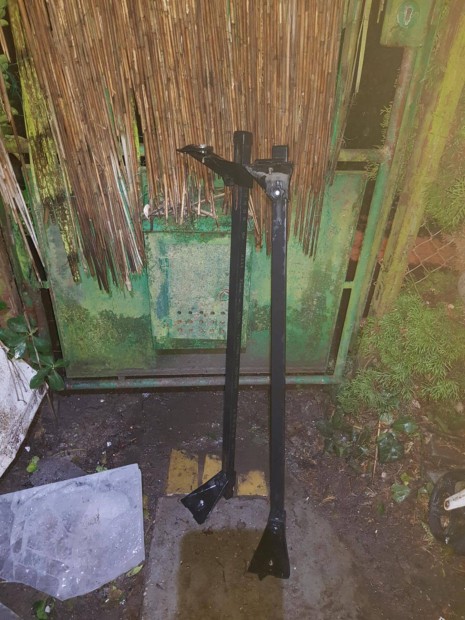 Elad� �jszer� tet�csomagtart�