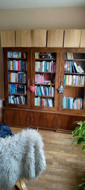 Elad� �veges k�nyvszekr�ny