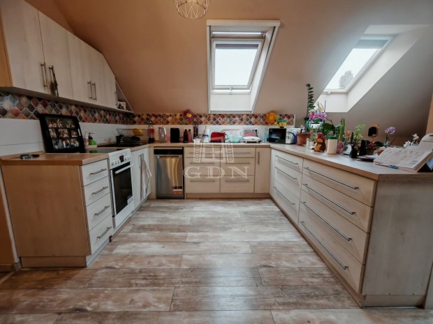 Elad� �zlethelyis�g Cs�m�r, Erkel Ferenc utca