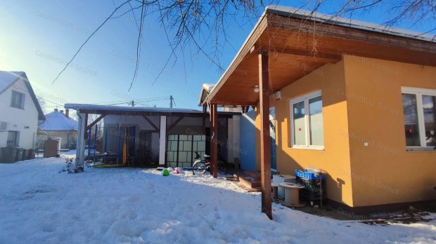 Elad� �zlethelyis�g, gar�zzsal, lak�h�zzal Szandasz�l�s�n