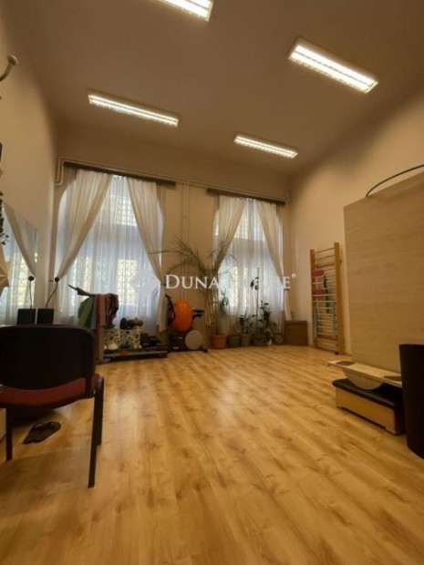 Elad� �zlethelyis�g, lak�s a J�zsef k�r�ton