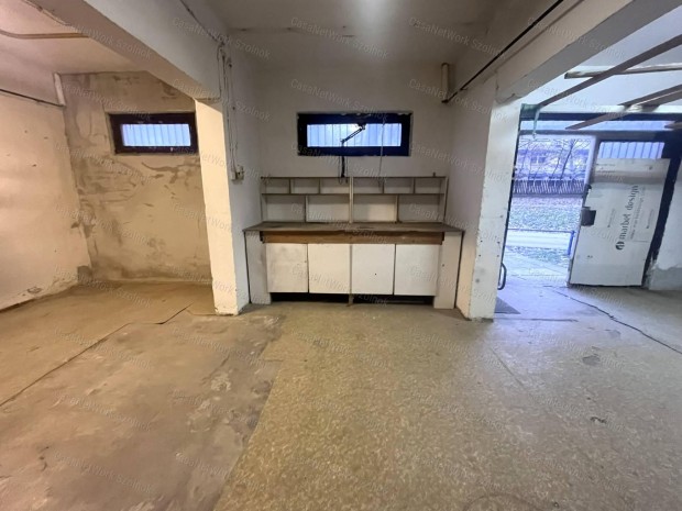 Elad� �zlethelyis�g/m�hely/rakt�r Szolnokon, a Sz�chenyi lak�telepen