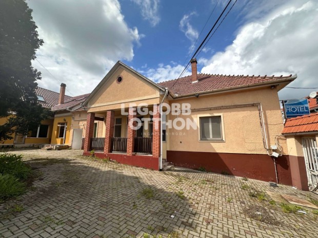 Elad� �zleti c�l� lak�ingatlan Cegl�den