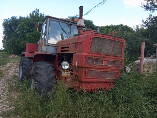 Elad v. Csere T 150 traktor
