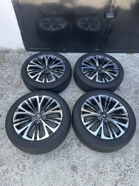 Eladó vadonatúj Toyota Yaris Cross gyári alufelni szett gumikkal