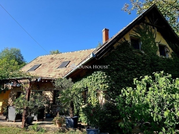 Elad� vadreg�nyes kert�, j� �llapot� csal�di h�z Pog�nyban.