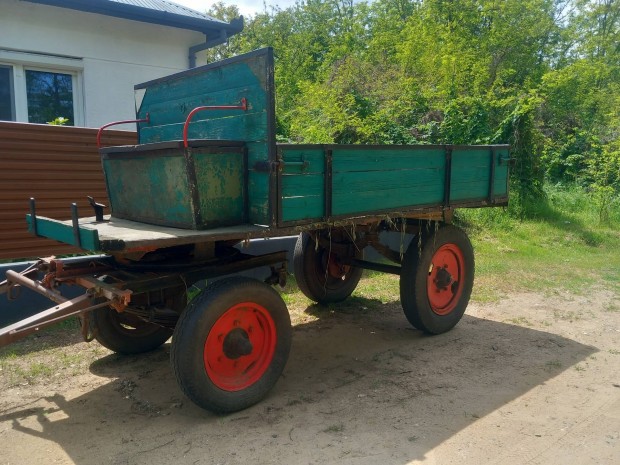 Eladó vagy Cserélhető szekerek