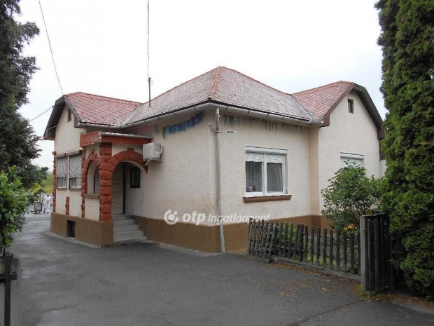 Elad� v�llalkoz�sra is alkalmas h�z, Szuhak�ll�