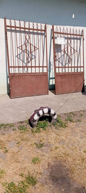 Eladó vas kapu kocsi beálló és a hozzá tartozó kis kapu