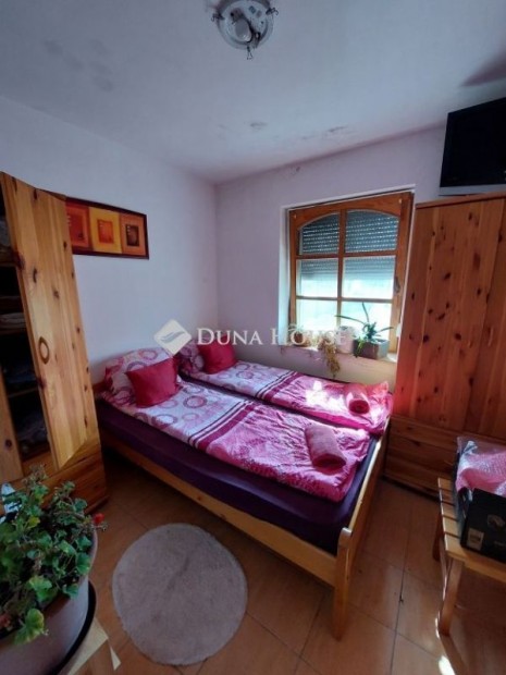 Elad� vend�gl�t�s, Baja