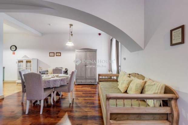 Elad� vend�gl�t�s, Bakonyb�l